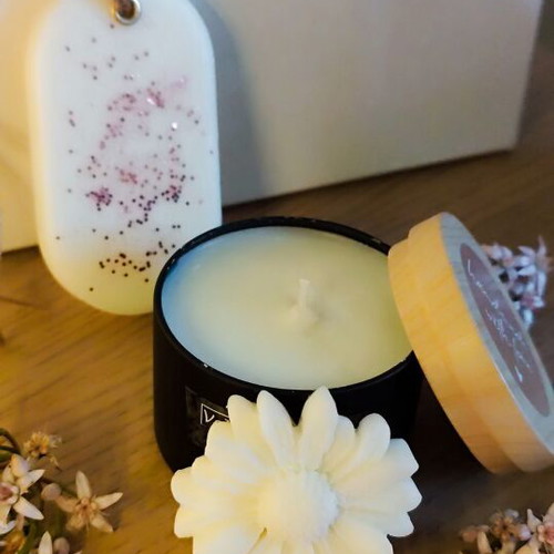 Candle set new with 100ml candle, wax melts and aromatic pieces