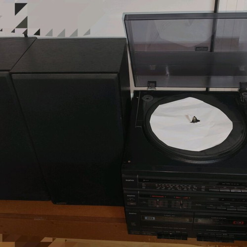 Sanyo stereo system used with original speakers