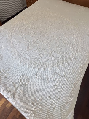 Surety king size cotton embossed bedspread like new, white