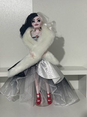 Disney Villains Style Series Cruella De Vil doll like new