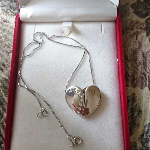 Silver heart-shaped pendant like new