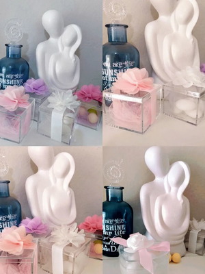 Handmade bombonieres in plexiglas box with tulle and flower