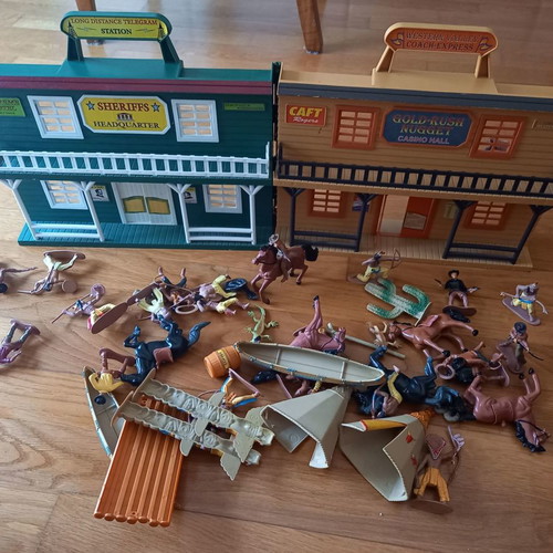 Saloon with cowboy and indian action figures like new, collectible
