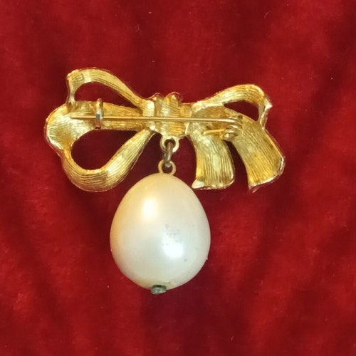 Vintage brooch with faux pearl
