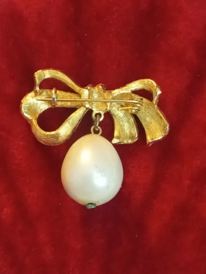 Vintage brooch with faux pearl