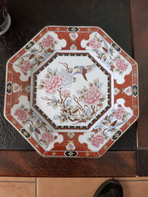 Japanese porcelain set like new, vase and octagonal plate