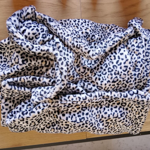 Cool women's cotton fleece bathrobe with leopard print, size M