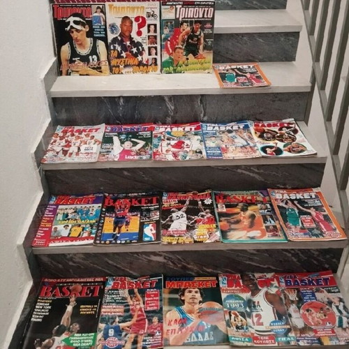 NBA cards 90s like new, pack of 220 with basketball magazines