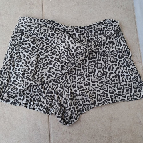 Stradivarius leopard shorts skirt size 40 like new