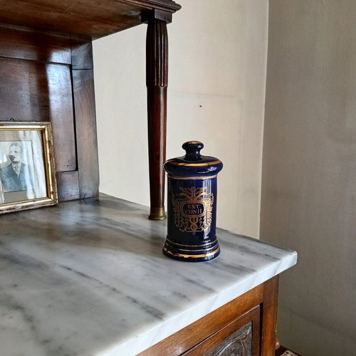 Porcelain pharmacy jar used with broken lid