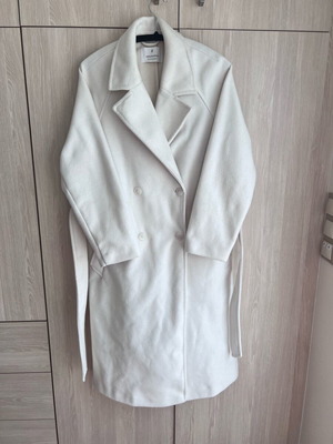 Oversize άσπρο παλτό Stradivarius μέγεθος S με ζώνη σαν καινούργιο