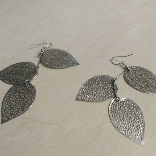 Earrings pair with 2 silver steel leaves, like new