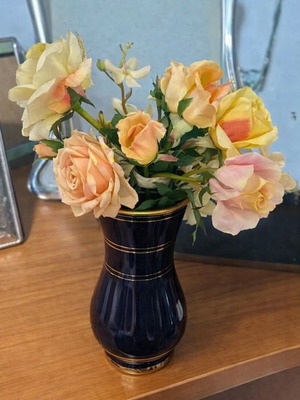 Ceramic vase with Sia bouquet of roses like new