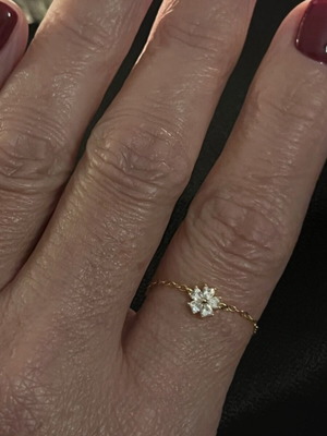 Ring like new with floral motif and zircon, gold color