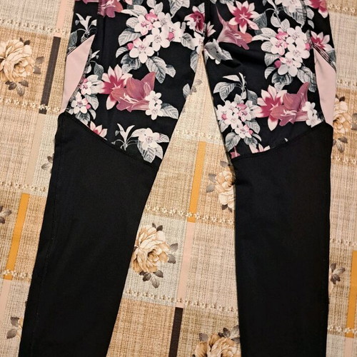 Floral Leggings like new with pink knee stripe, black multicolor