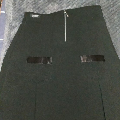 Black skirt with pockets and front zipper like new