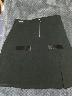 Black skirt with pockets and front zipper like new