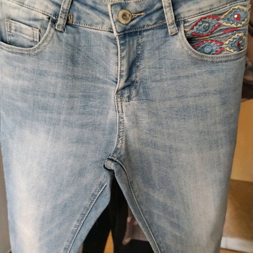 Jeans like new with nice patch design, size S