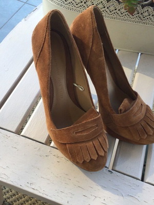 Mustard pumps like new, size 38