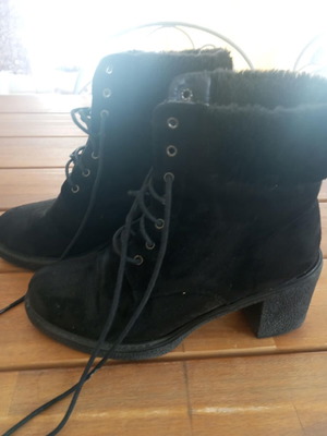 Black ankle boots with fur lining like new, 8cm heel