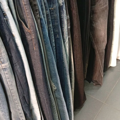 Επιχείρηση thrift shop με vintage ρούχα, παπούτσια και αξεσουάρ