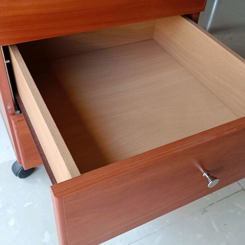 Desk and drawer unit like new from Neoset with lockable drawers