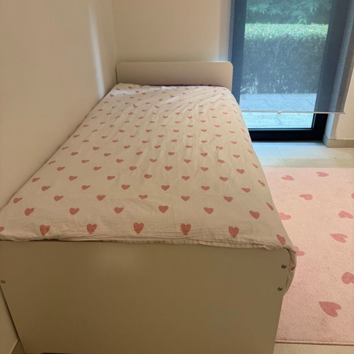 Single bed with mattress like new, ideal for student
