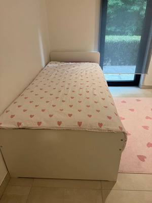 Single bed with mattress like new, ideal for student