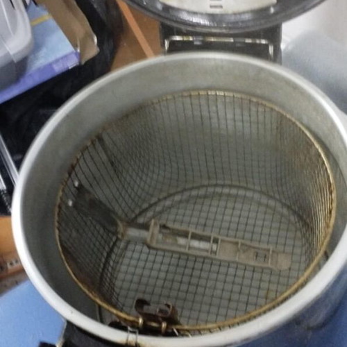 Seb 1900W deep fryer pot used with splash protection