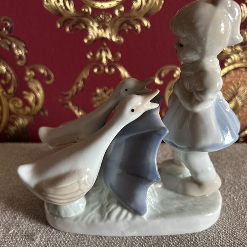 Porcelain Figurine Germain Handgemalt Mother Goose and Girl with Umbrella like new