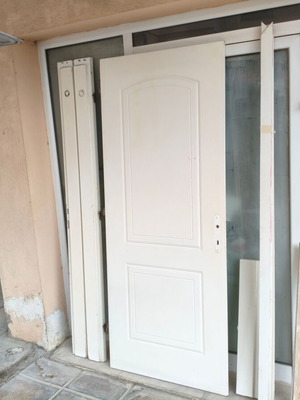 Πόρτα εσωτερική 210Χ87 αριστερή μεταχειρισμένη, κομπλέ με κάσα και μπασκιά