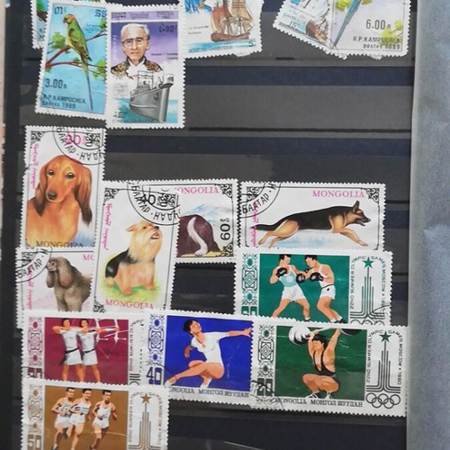Stamp collection album like new with 13 full pages from various countries