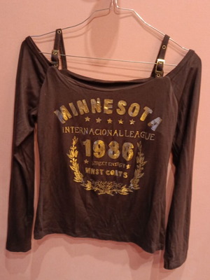 Long-sleeve brown shirt like new, one size with off-shoulder design