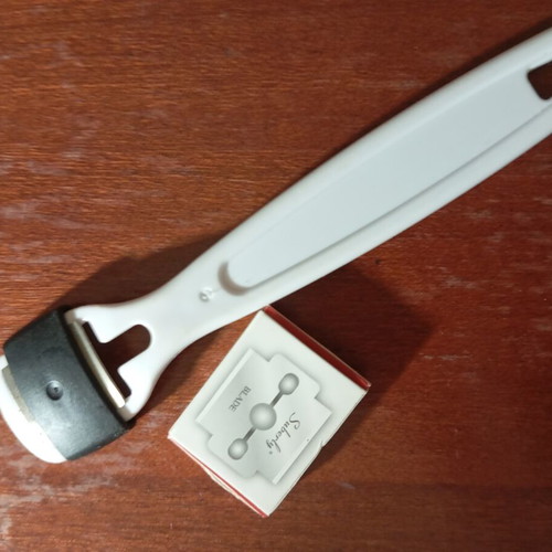 Shaving razor for legs with three blades and spare, like new