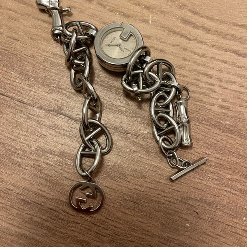 Gucci γυναικείο ρολόι χειρός μοντέλο YA107508 ασημί σαν καινούργιο