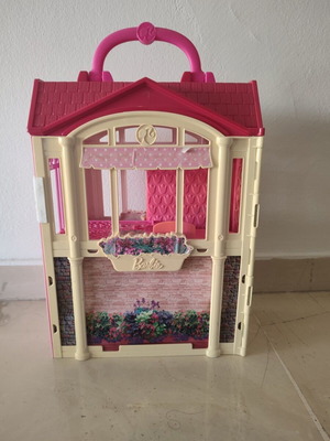 Barbie Glam Getaway Barbie house used