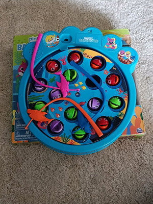 Baby Shark Let's Go Hunt toy used, missing one fish and one rod