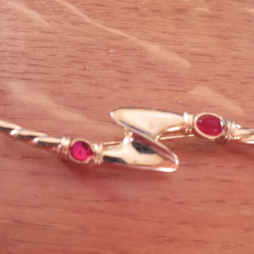 Vintage lightning bolt brooch with red stones, like new