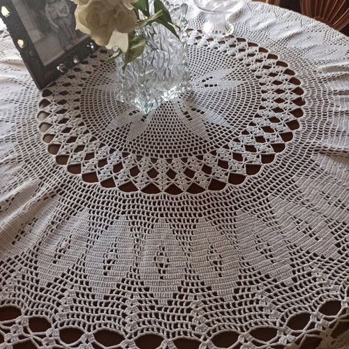 Knitted round tablecloth like new vintage diameter 1.50 m