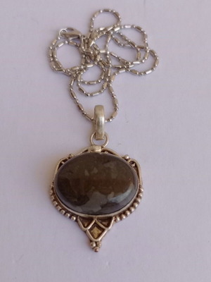 Jasper Picasso pendant with semi-precious stone, like new