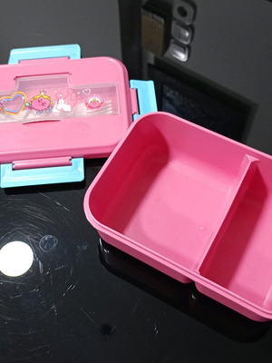 Lunchbox like new with two compartments and secure lid