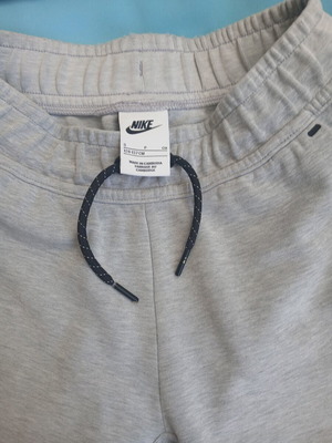 Nike Tech Fleece Shorts like new, grey with black details