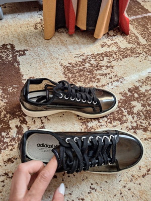 Adidas women's sneakers size 40 like new, black