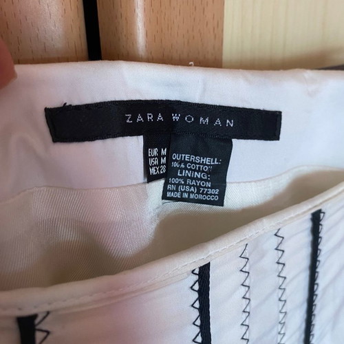 Zara skirt No M like new with satin lining