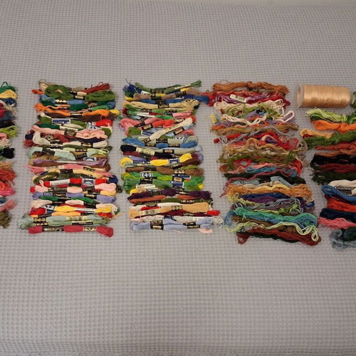 Κλωστές μουλινέ DMC και Cotton Perle μεταχειρισμένες, σετ με 210 χρώματα
