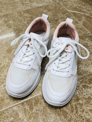 Athletic shoes like new, size 40, white