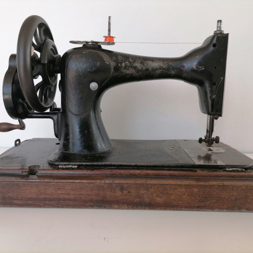 Singer hand-crank sewing machine used from 1892