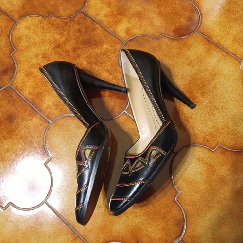 Yves Saint Laurent vintage leather pumps size 37 used