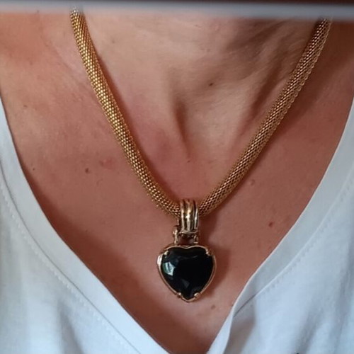 Faux pendant with black heart and magnetic clasp, new