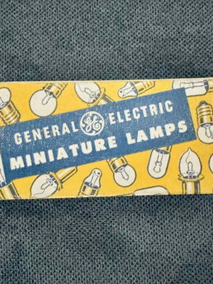 General Electric vintage κουτί για λαμπάκια με 7 λαμπάκια, δεκαετία του ’50